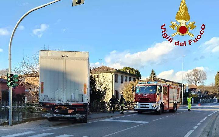 Scontro tra camion a Bressanvido, un autista ferito