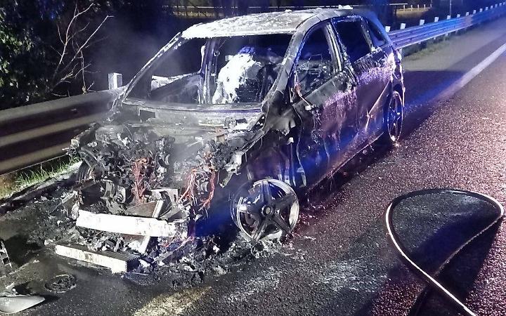 Treviso, auto prende fuoco sulla tangenziale: conducente illeso