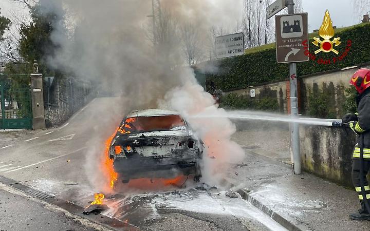 Incendio di un'auto a Romano d'Ezzelino, tempestivo intervento dei Vigili del Fuoco