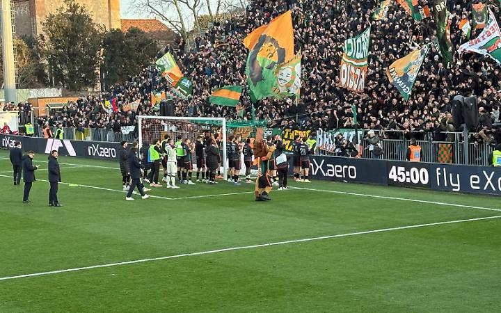 Il Venezia vince e soffre: 3-2 al Pescara, la vetta resta arancioneroverde ma che brividi