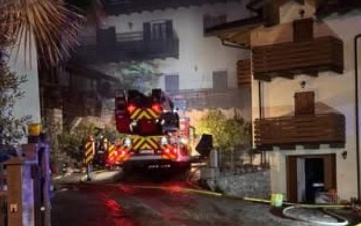 Due incendi nella notte a Pietramurata: cinquanta pompieri in azione e abitazioni evacuate