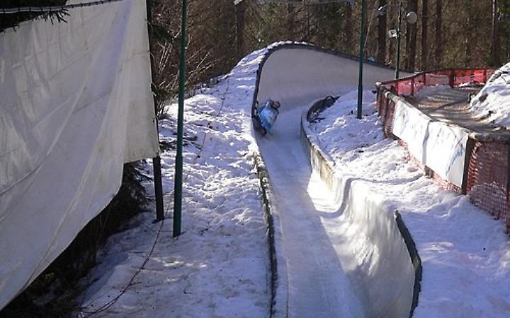 Crolla la copertura di neve alla pista di bob di Cortina: vigili del fuoco lavorano tutta la notte per salvare l&rsquo;ultima giornata di gare