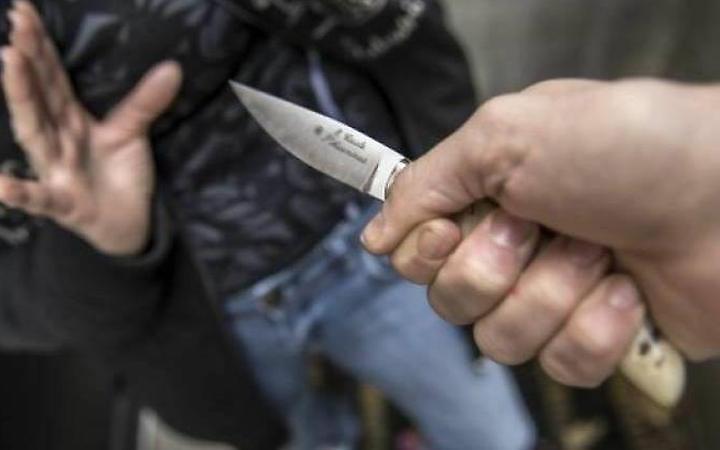 Accoltellamento davanti al kebab di via Carboni a Monselice: indagini sulla fuga del gruppo
