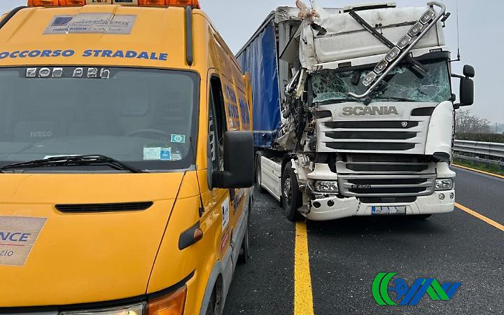 Incidente in A4 tra Dolo e Padova: coinvolti quattro mezzi pesanti, traffico rallentato per due ore