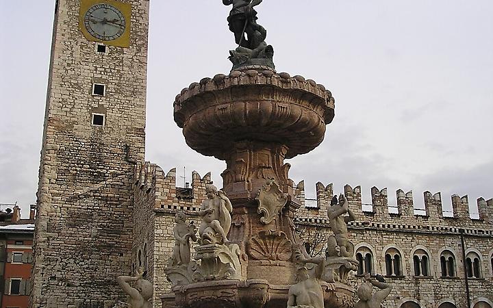 La Fontana del Nettuno si tinge di verde per le malattie rare