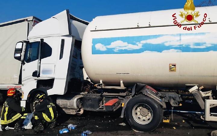 Incidente sull&rsquo;A4 a Cessalto: camion cisterna coinvolto, autista soccorso dai Vigili del Fuoco