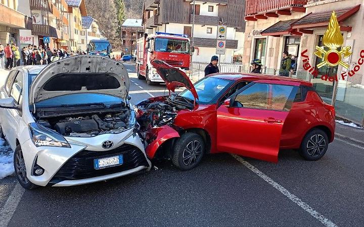 Scontro tra due auto a Forno di Zoldo: due feriti trasportati in ospedale