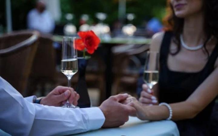 Mori, cena romantica interrotta dall'ex moglie: lei &egrave; nello stesso locale e suona il braccialetto elettronico