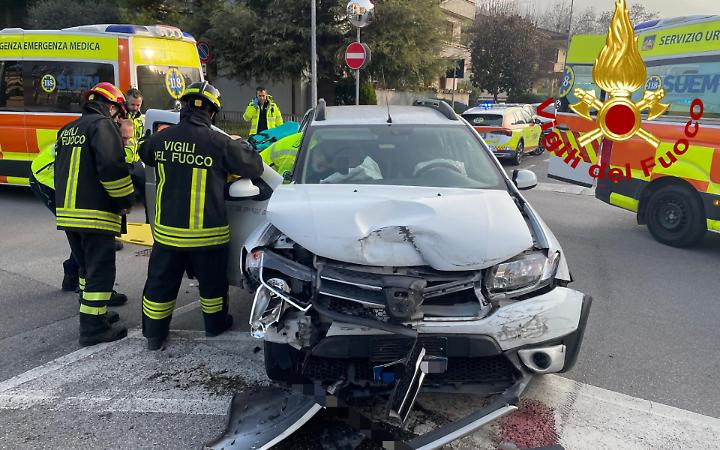 Scontro tra auto e furgone ad Arzignano: quattro feriti, intervengono i Vigili del fuoco
