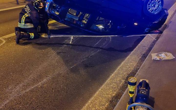 Grave incidente sulla tangenziale di Vicenza, un veicolo si ribalta