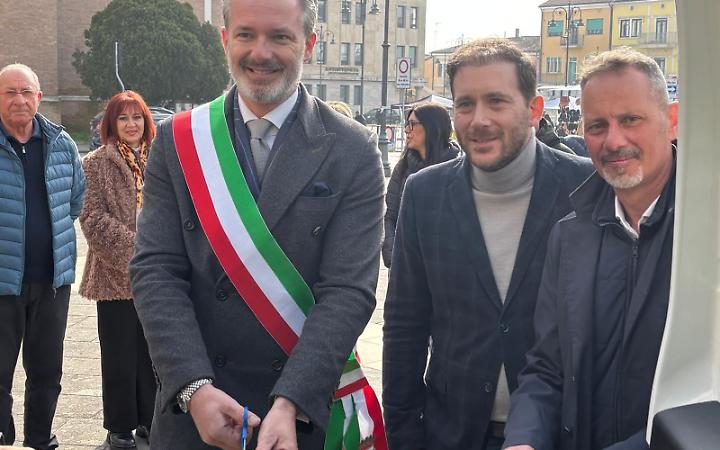 Cavarzere inaugura il nuovo veicolo per il trasporto sociale