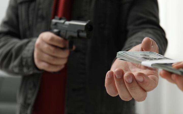 Verona, sventata rapina al bancomat: anziani derubati salvati da direttore e passanti