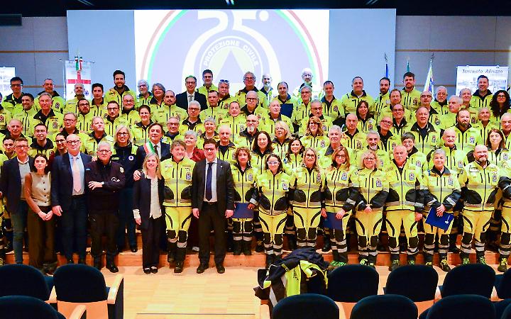 Protezione Civile di Padova, 25 anni di volontariato: premiati 90 volontari