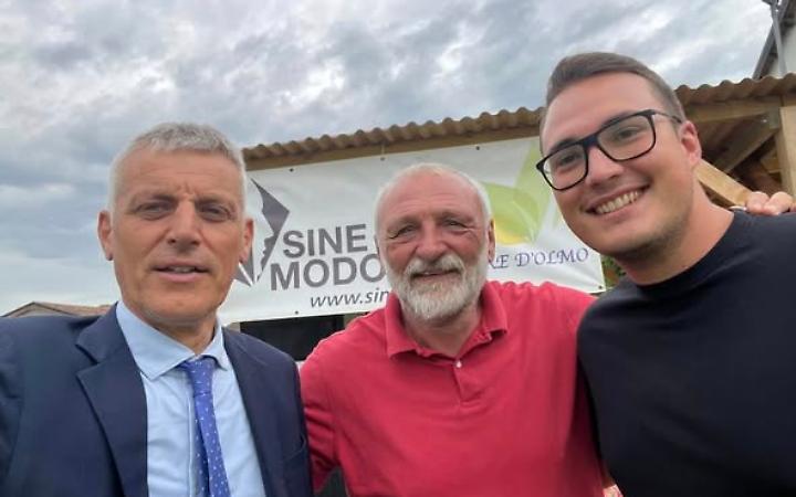 Il Sindaco con il Presidente di Sine Modo e un consigliere