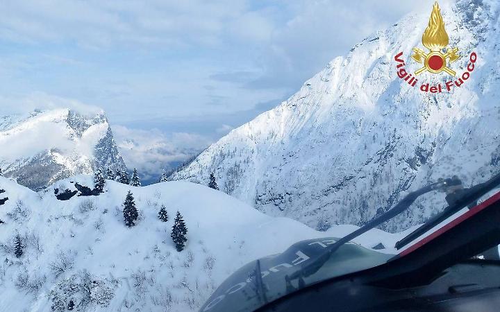 Taibon Agordino, escursionisti bloccati dalla neve alla Malga Campigat: recuperati con l&rsquo;elicottero dei Vigili del fuoco