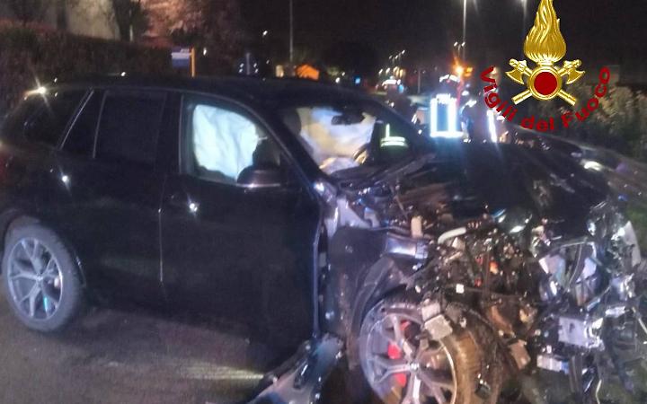 Scontro tra due auto nella notte: cinque persone in ospedale