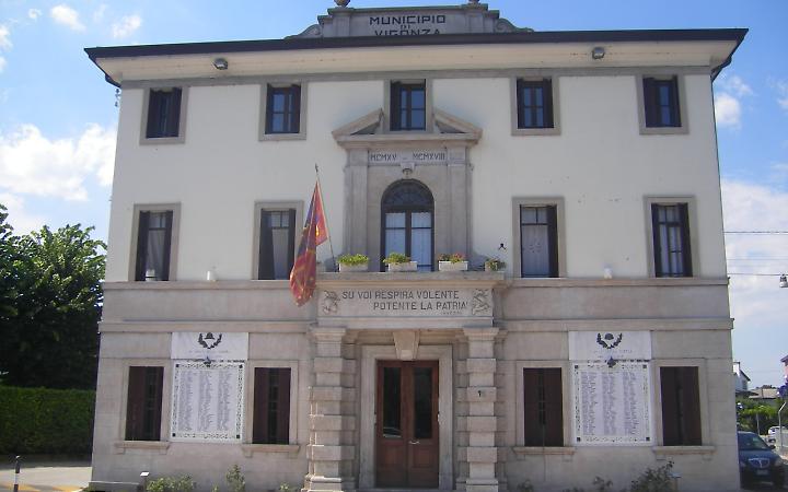 Vigonza, cantieri prima dell'estate per rifare 12 tetti comunali danneggiati dalla grandine del 2023