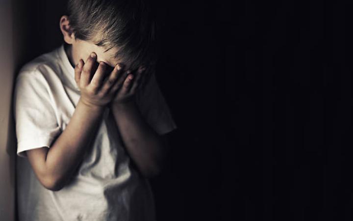 Pedopornografia e abusi su minori: arrestati un giornalista a Roma e una docente a Treviso