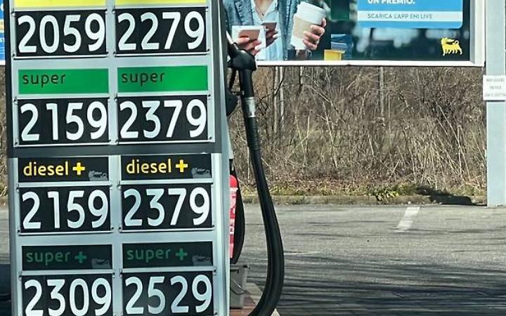 Caro benzina, governo in difficolt&agrave; sui bonus, l'opposizione "cittadini non paghino le guerre di Trump"