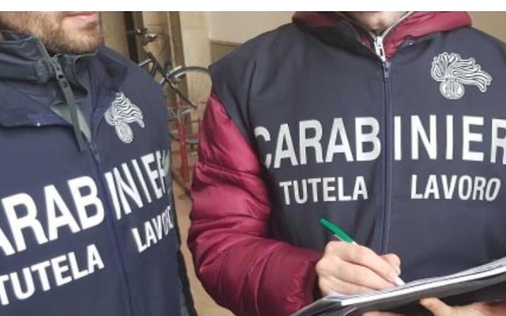 Controlli nei negozi di Venezia: 14 attivit&agrave; irregolari e 9 sospensioni
