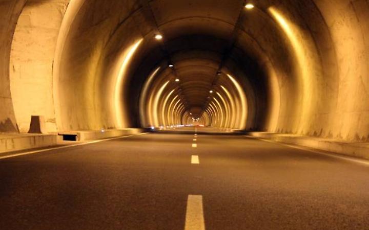 Tragico scontro nella galleria Fara: perde la vita un uomo di 50 anni