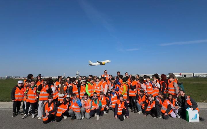 Gli studenti in visita all'aeroporto