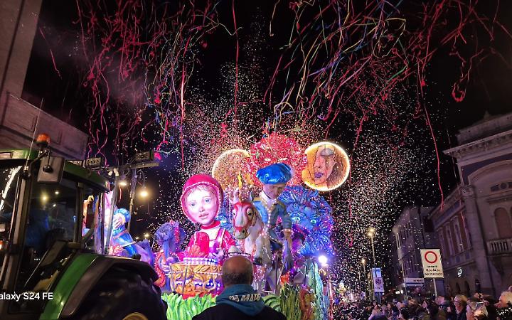 Cavarzere incanta con i carri allegorici in notturna