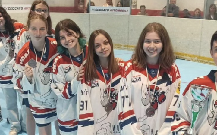 Emma Radaelli, al centro, con le ex compagne di squadra dell'HC Milano