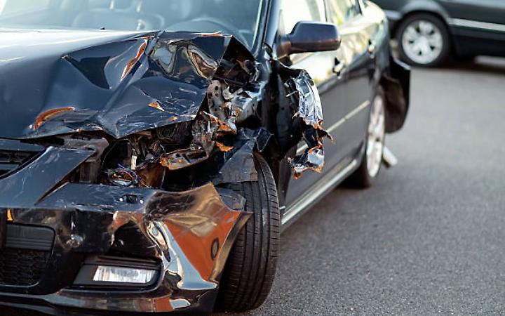 Incidente a Mariano del Friuli: auto contro un muro, feriti una donna e un minorenne estratti dall&rsquo;abitacolo