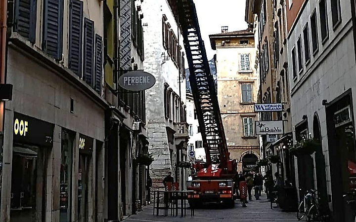Trento alle prese con vento forte e caduta di tegole: numerosi interventi di polizia e vigili del fuoco