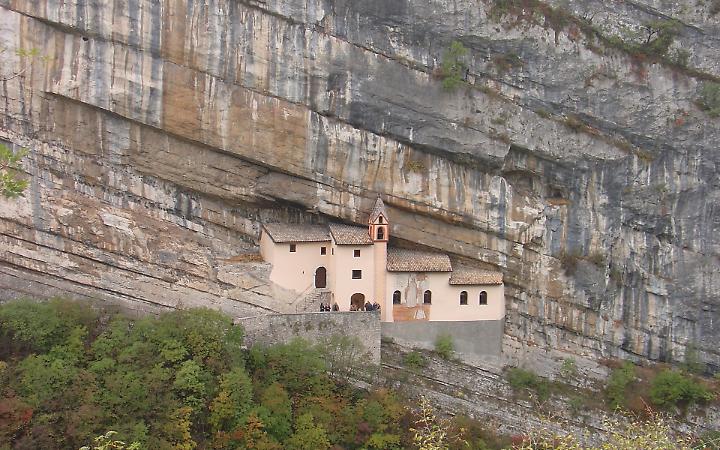Oltre il limite della roccia: l&rsquo;ascesa all&rsquo;Eremo di San Colombano tra storia e vertigine