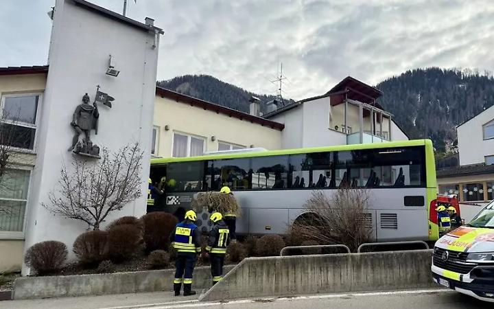 San Martino di Badia, bus si schianta contro la caserma dei pompieri: ferito l&rsquo;autista