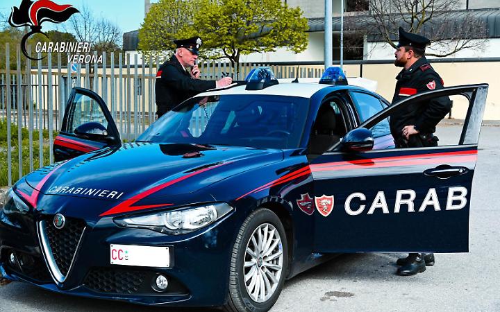 Si nasconde tra le auto per evitare i controlli: arrestato con cocaina e farmaci