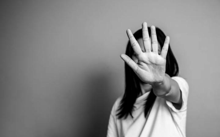 Trento, respinto, la spoglia e le rompe il naso: a processo per violenza sessuale