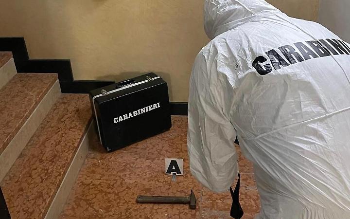 Legnago, 58enne aggredita sul pianerottolo dell'appartamento: la vicina la colpisce a martellate alla testa