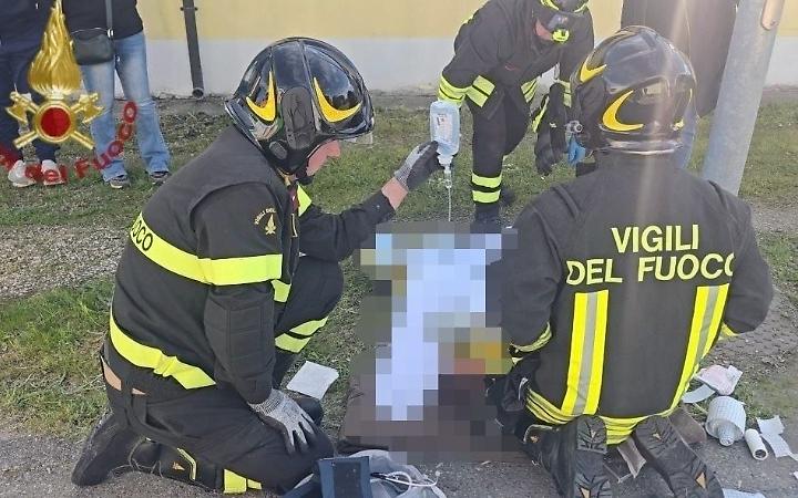 Paura sulla SP25 a Melara: auto e moto si scontrano, due feriti e un elitrasportato