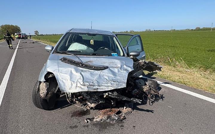 Rosolina, scontro frontale sulla provinciale 65: sei feriti, uno grave in elicottero a Padova