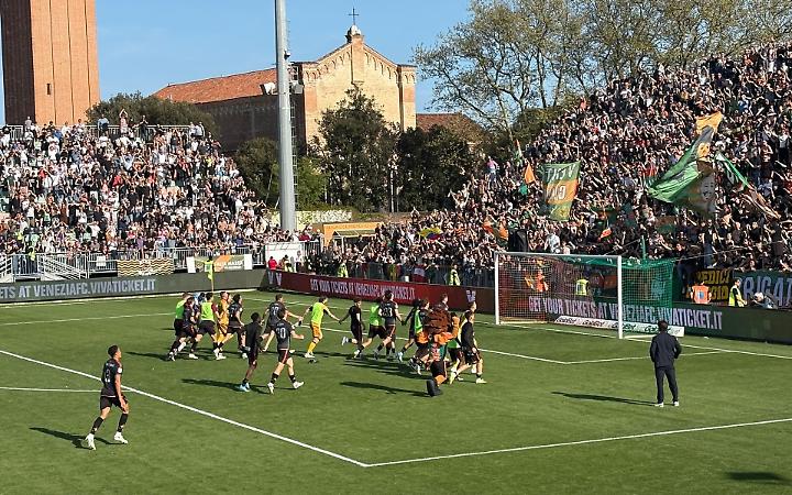 Adorante show al Penzo: il Venezia piega la Juve Stabia e tiene il primato