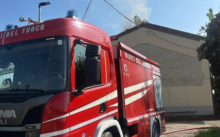 Istrana: incendio al tetto di un&rsquo;abitazione, ingenti danni ma nessun ferito