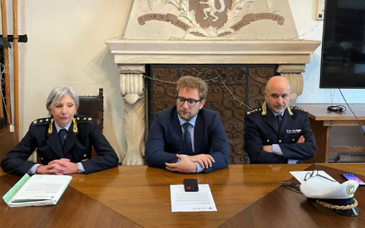 Il sindaco e le forze dell'ordine illustrano l'operazione