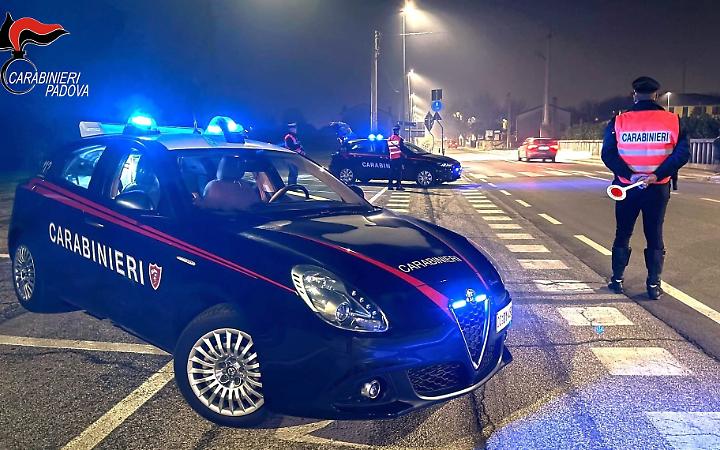 Abano Terme, 19enne fermato con tirapugni: scatta la denuncia