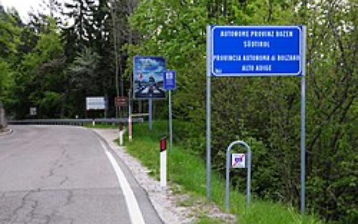 Trentino, scontro frontale sulla Statale 42: tre feriti gravi, traffico in tilt