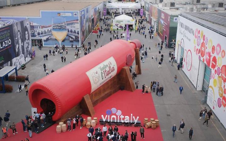 VERONA CAPITALE DEL VINO: TAGLIATO IL NASTRO DEL 58' VINITALY