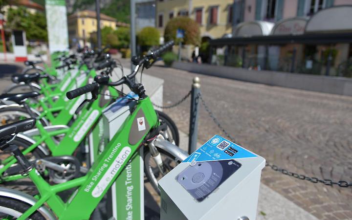 Biciclette del bike sharing e.motion pronte per essere prelevate da una ciclostazione in Trentino