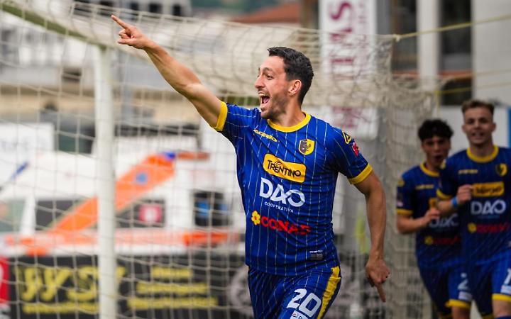 Giacomo Benedetti in gol contro il Renate