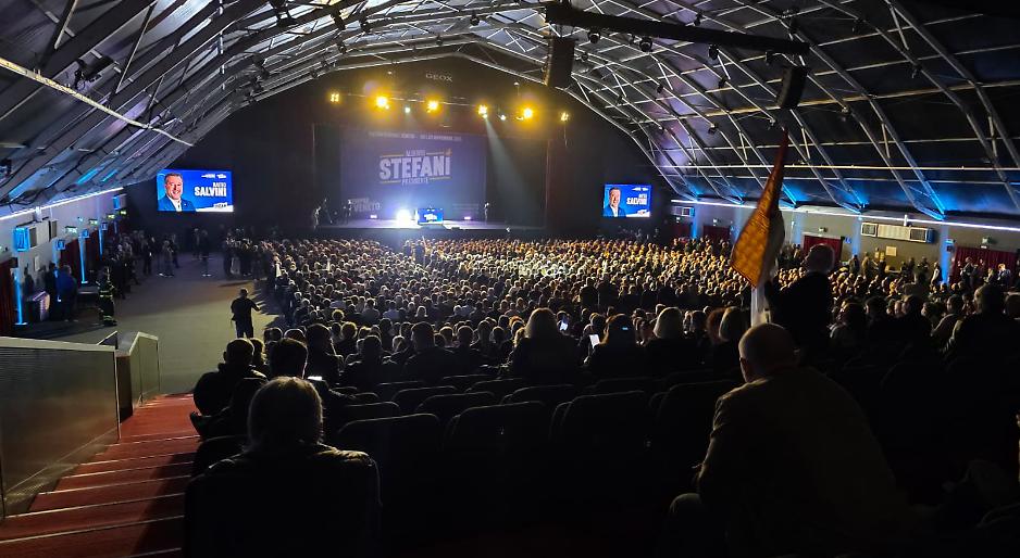 La platea del Pala-Geox gremita per il comizio di Stefani