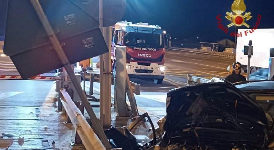 Tragedia all’uscita dell’autostrada di Mira: muore una donna in un incidente all’alba