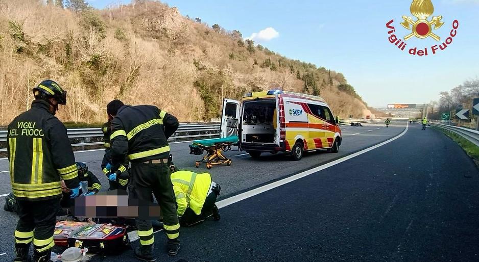 Salvataggio provvidenziale in A27: centauro in arresto cardiaco salvato dai Vigili del Fuoco vicino a Vittorio Veneto
