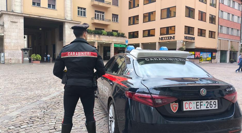 Ravina, assalto alla tabaccheria: arrestati due ladri con la refurtiva