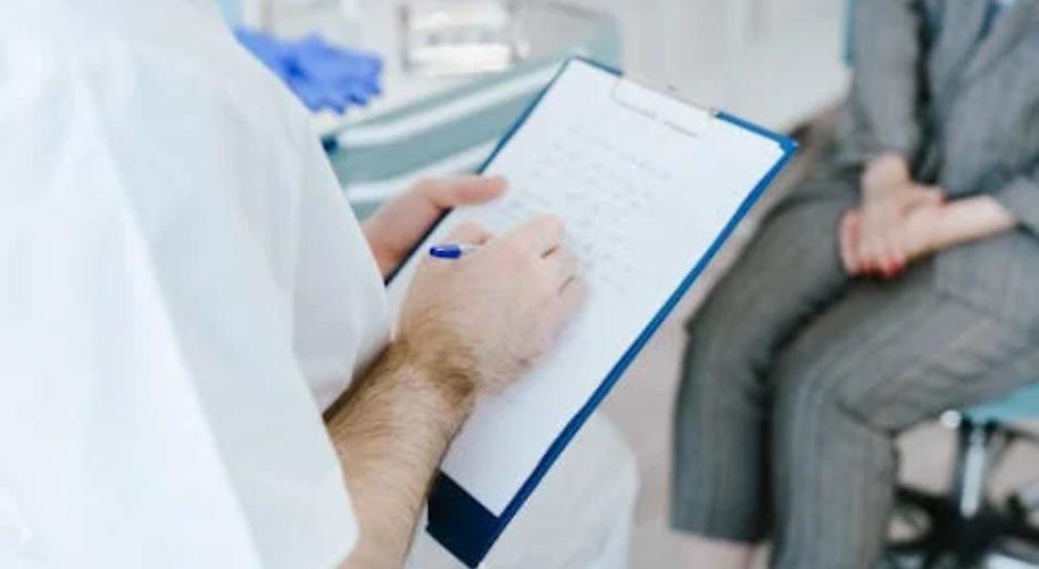 Trento, medico arrestato per violenza sessuale durante una visita: scatta l'indagine